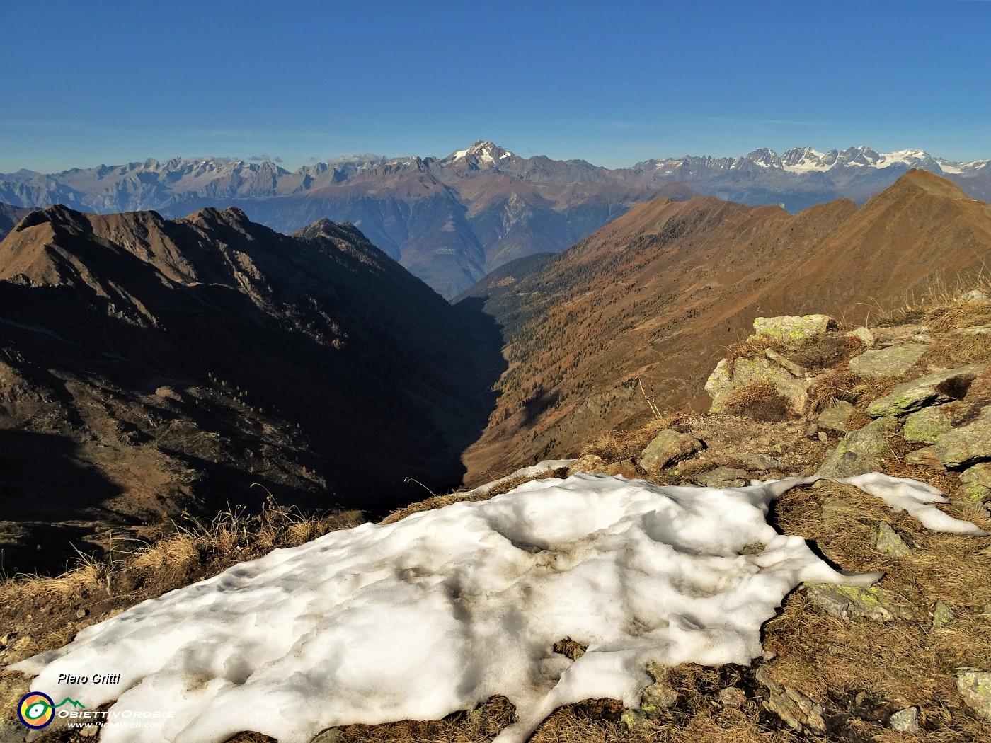 65 Una striscia di neve centrata sulla Valcervia.JPG